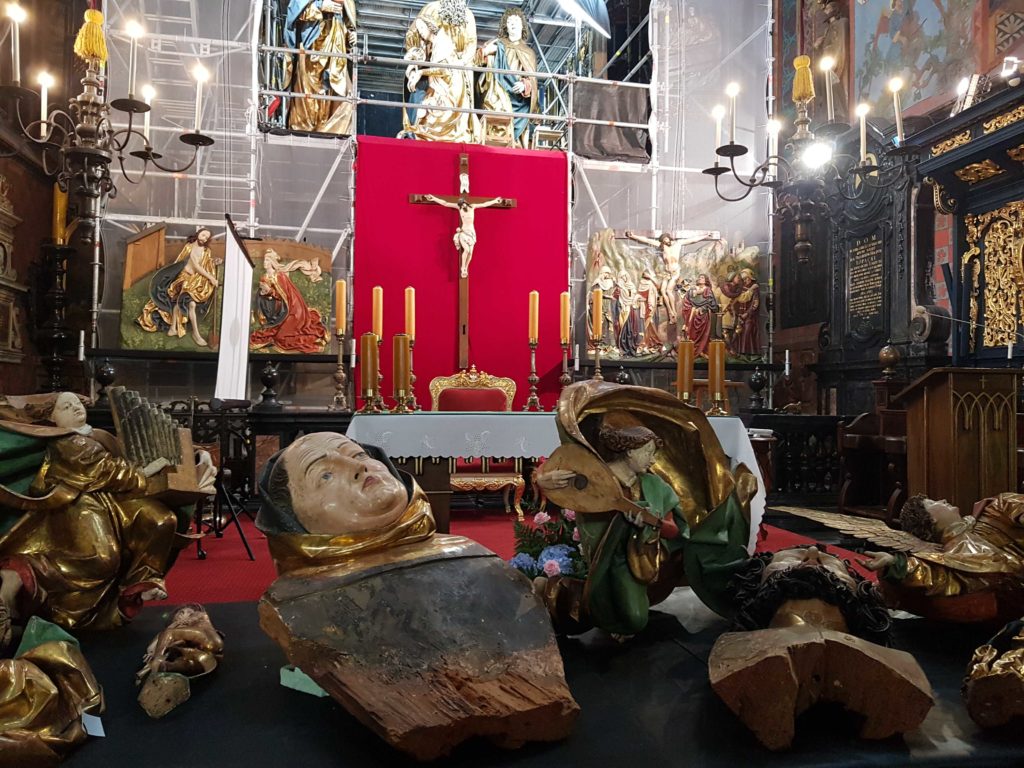 Pieces of the altar during the restoration