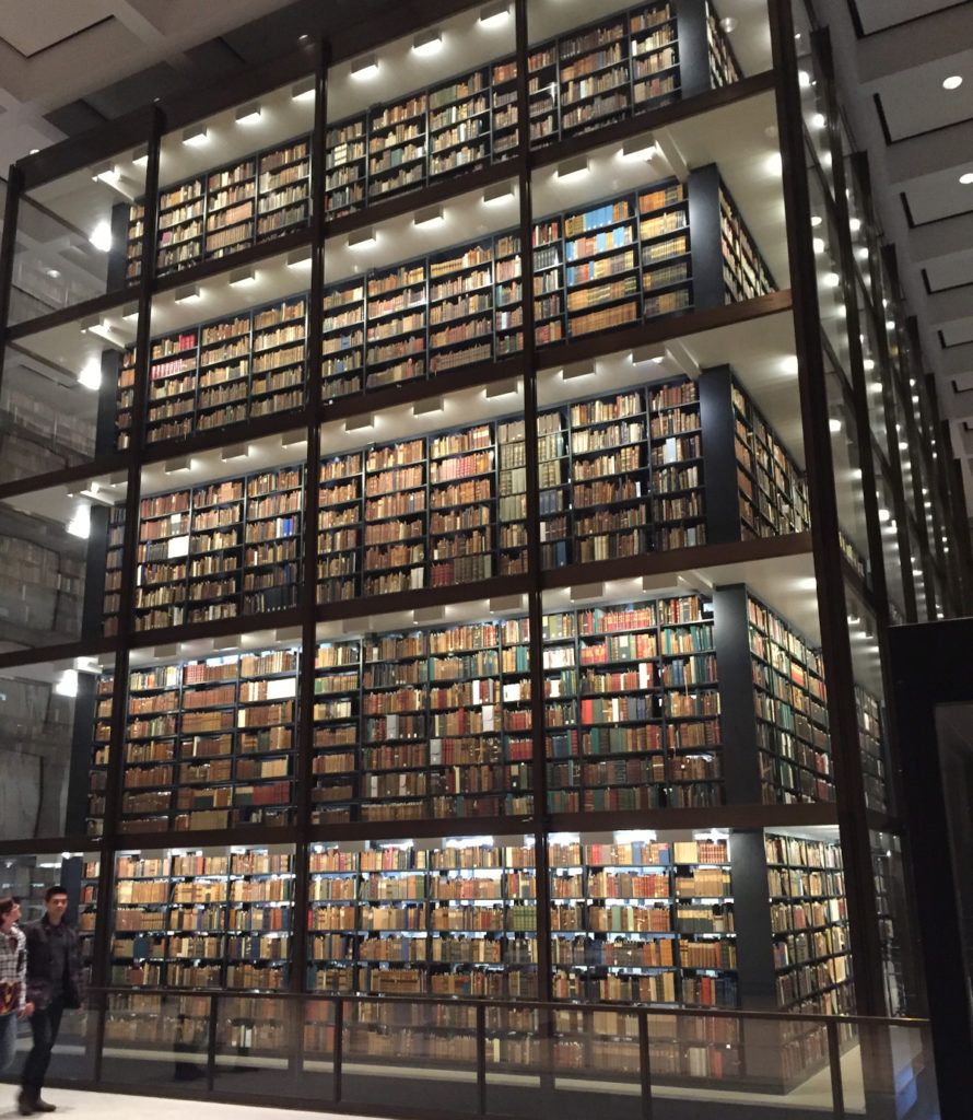Kolekcja rzadkich książek i manuskryptów w budynku zaprojektowanym przez Gordona Bunshafta